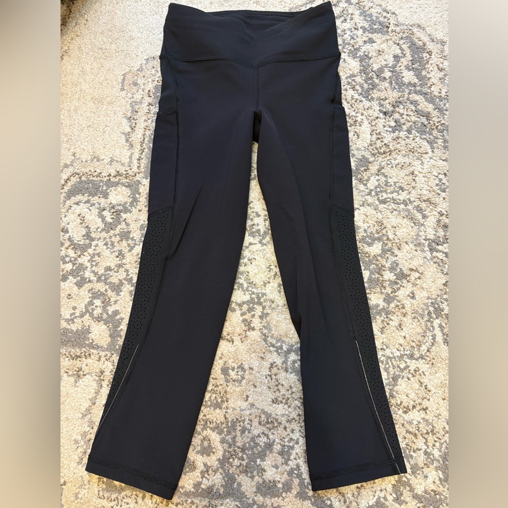 Lululemon size 2 cropped leggings. With pockets